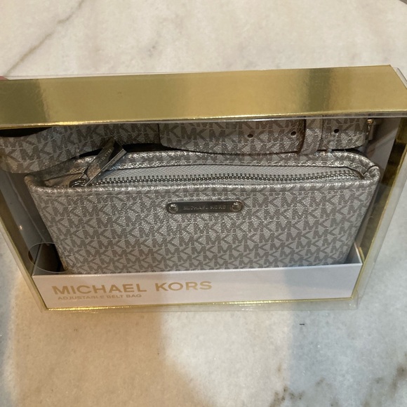 🔸NWT🔸Michael Kors Adjustable Waist belt Bag- silver/grey size S/M - Picture 2 of 15